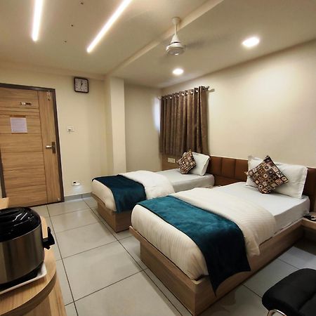 Hotel Kinara 아흐메다바드 외부 사진