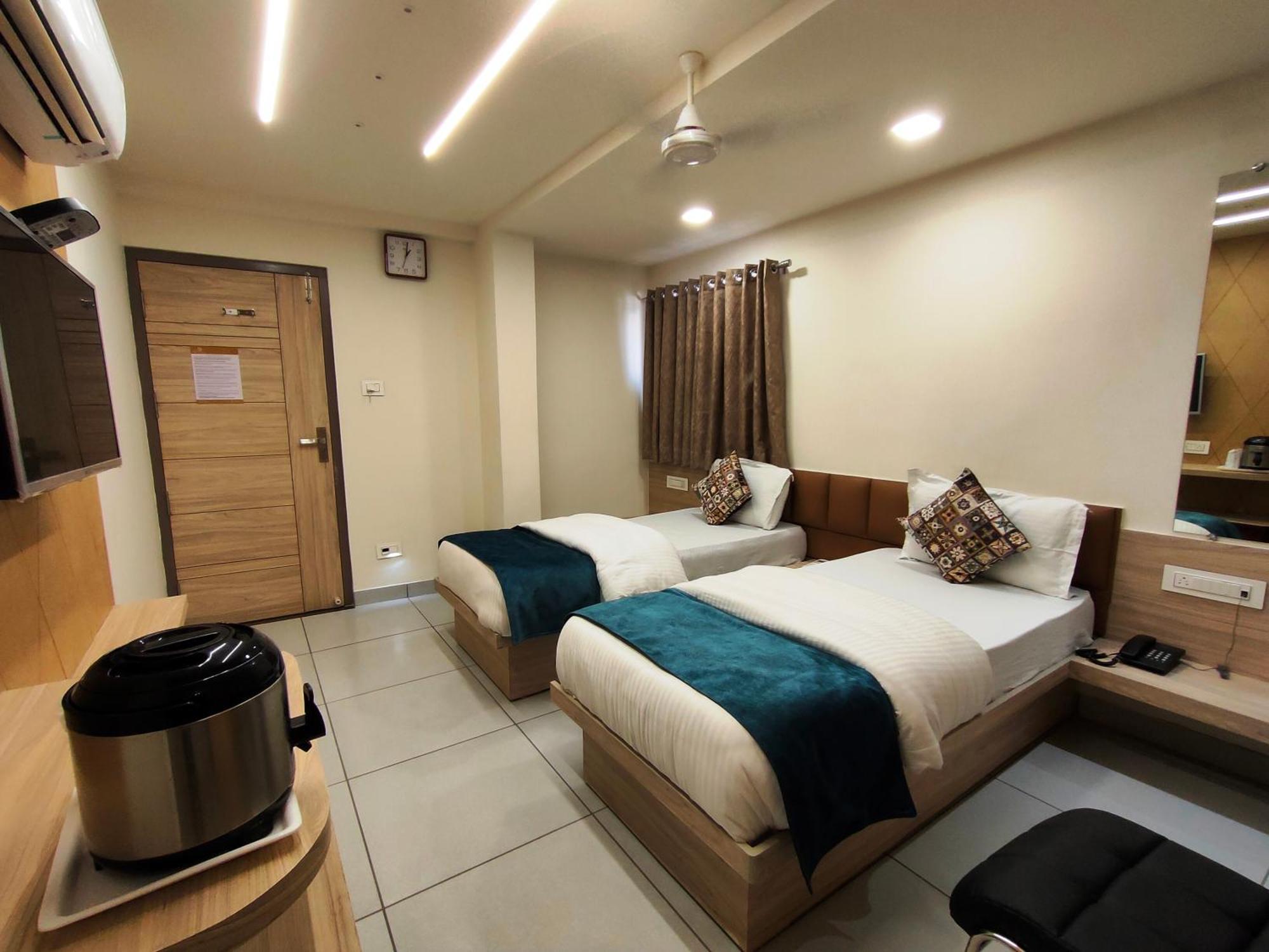 Hotel Kinara 아흐메다바드 외부 사진